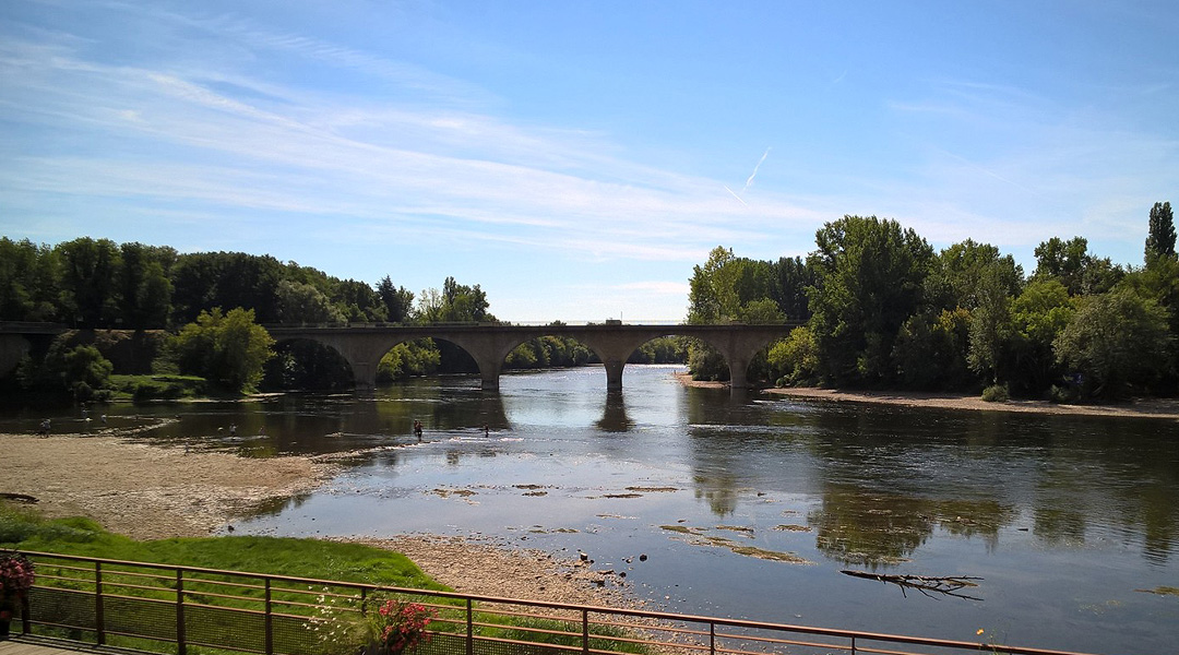 Confluence of the rivers Dore (Dordogne) and Vézère.